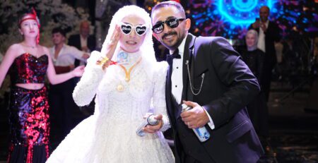 Düğün kutlamasında gülümseyen gelin ve damat
